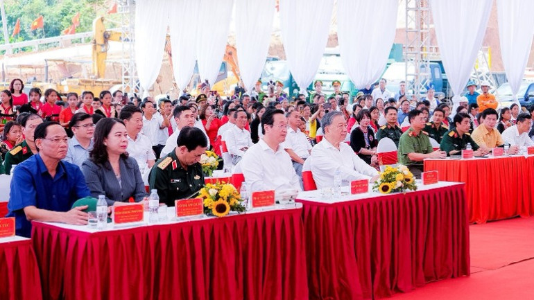 Tổng Bí thư Tô Lâm cùng các đồng chí lãnh đạo Đảng, Nhà nước, bộ, ngành Trung ương, tỉnh Nghệ An dự Lễ khởi công xây dựng Trường phổ thông nội trú liên cấp tiểu học và trung học cơ sở Na Ngoi. ok-3710.jpg
