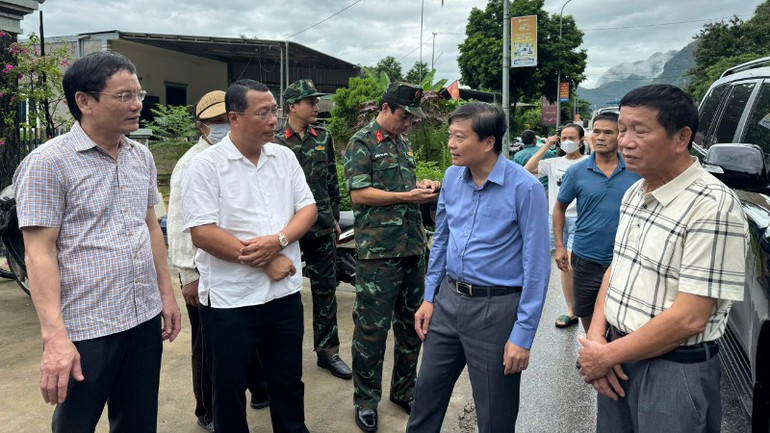 Sáng 23/7, đồng chí Lê Hồng Vinh, Chủ tịch Ủy ban nhân dân tỉnh Nghệ An trực tiếp đến địa bàn các xã miền tây để kiểm tra, chỉ đạo công tác ứng phó với mưa lũ do hoàn lưu bão số 3. z6831839484763-714323d27a1c150a004747fbad51a6a3-7561.jpg