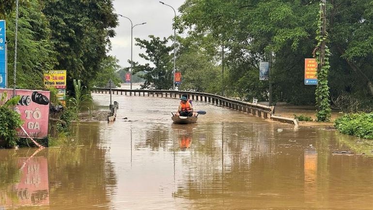 Tuyến Quốc lộ 7, đoạn đầu xã Con Cuông bị ngập sâu hơn 1m, khiến tuyến giao thông bị chia cắt. z6831716290732-ae8138367d502a8918bbf76d5078314d-4545.jpg