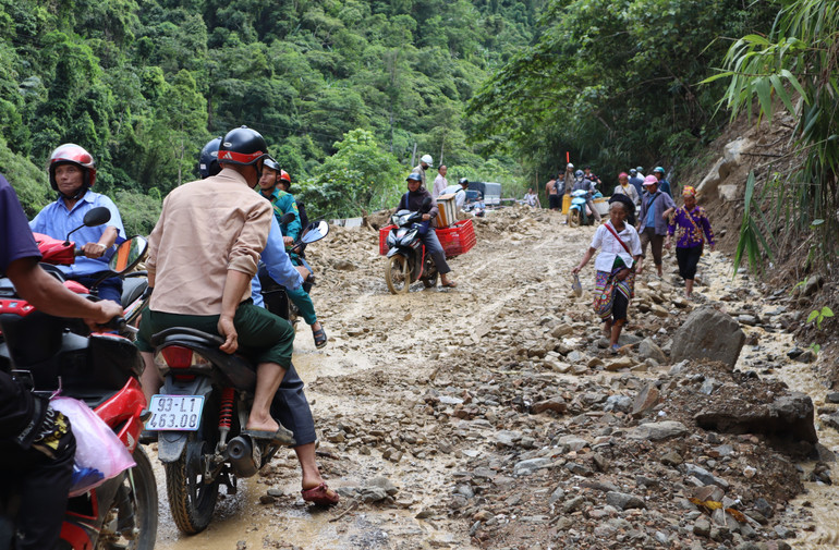 Phương tiện lưu thông trở lại sau nhiều giờ đồng hồ bị đất, đá ngăn cách. img-7511-2.jpg