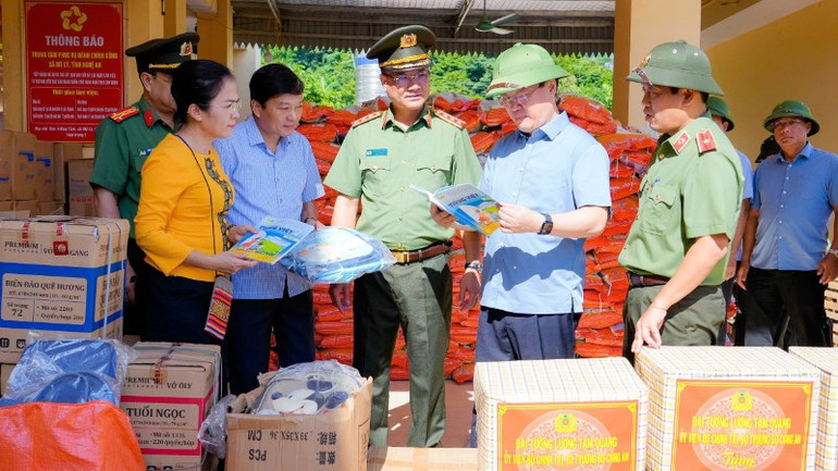 Lãnh đạo Bộ Công an trao nhiều phần quà ý nghĩa cho các địa phương chịu ảnh hưởng nặng nề trong đợt mưa lũ vừa qua. z6899209221924-d60edafb4847298b33545a7cd0f2c6e1-201.jpg