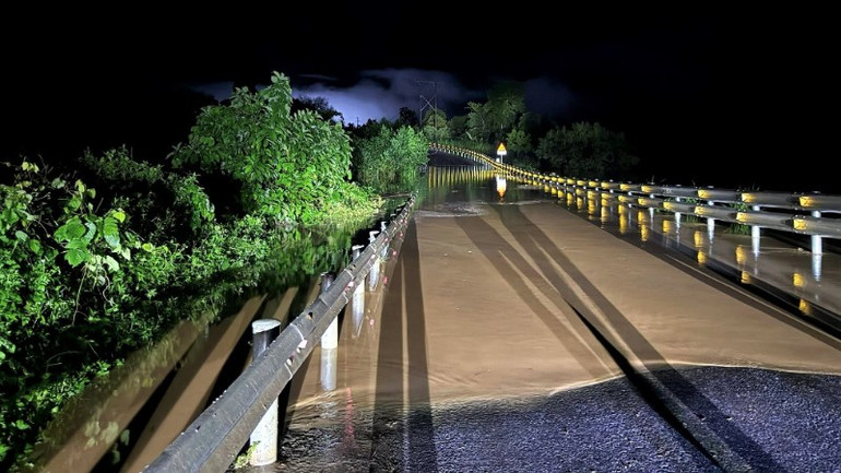 Quốc lộ 7 đoạn Khe Thơi (xã Châu Khê, Nghệ An) lúc 3 giờ ngày 23/7 bị ngập nặng, phương tiện không thể lưu thông. (Ảnh: LÊ THẠCH) khe-thoi-6643.jpg