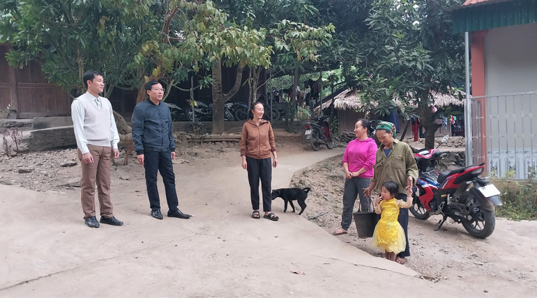 Bí thư Chi bộ bản Lưu Thông Vừ Y Dở (thứ ba, từ trái qua) thăm hỏi bà con dân bản. (Ảnh: TTH) 20231228-165342.jpg