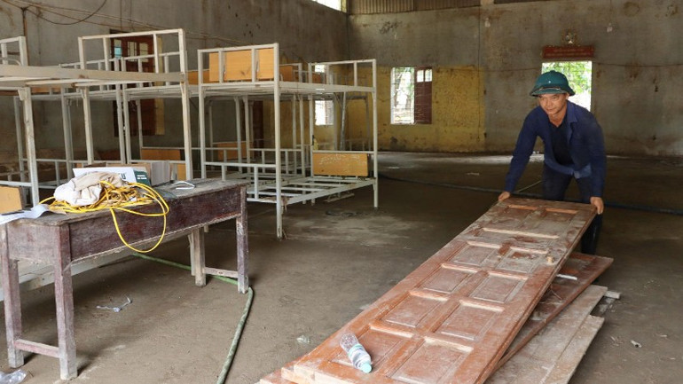 Sekolah-sekolah sedang berupaya keras untuk pulih dari banjir bersejarah yang terjadi Juli lalu. (Dalam foto: Guru Tran Gia Thao, Kepala Sekolah Asrama Dasar Muong Tip, sedang memperbaiki asrama). z6885263832766-34cce0eed1c5d9bb5855c32ac1f7c4cc-9293.jpg