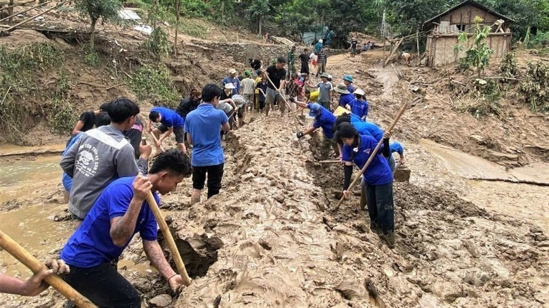Đoàn viên, thanh niên tham gia dọn dẹp bùn đất trên các tuyến đường. image-8-762.jpg