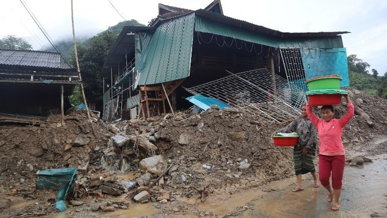 Một số đồ dùng thiết yếu trong sinh hoạt được các đoàn thiện nguyện vận chuyển lên hỗ trợ bà con nhân dân xã Mường Típ sau khi đã bị lũ cuốn trôi. image-10-5331.jpg