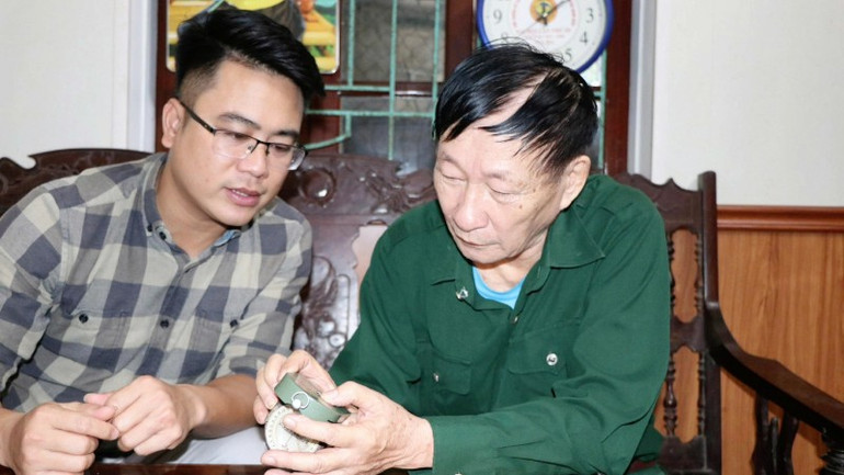 Theo Trung tá Nguyễn Cảnh Lương: “3 anh em nằm đó, người đầu tiên, khuôn mặt trúng đạn pháo, không thể nhận diện được. Trong tay anh cầm chiếc la bàn, tôi nghĩ, đây có thể là anh Ngọc, vì thường chỉ có cán bộ cấp đại đội trở lên mới có la bàn để dùng”. (Ảnh: Vĩnh Khang) img-20250908-104727-9083.jpg
