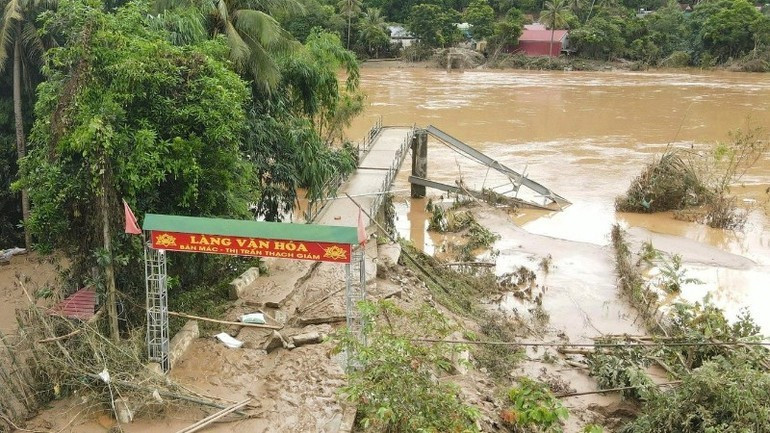 3 cây cầu treo ở xã Tương Dương bị lũ cuốn sập trong đêm, gây chia cắt giao thông. (Ảnh: NT) anh-7-ok-3632.jpg