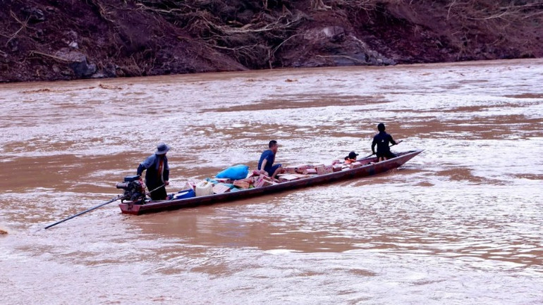 Dùng xuồng tiếp tế thực phẩm cho xã Nhôn Mai. dung-xuong-tiep-the-thuc-pham-cho-nhan-dan-xa-bien-gioi-nhon-mai-8182.jpg