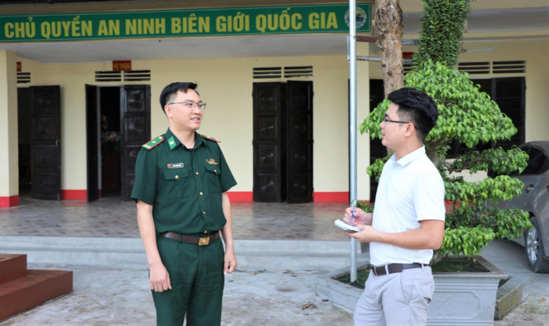 Thiếu tá Hoàng Ngọc Bình, Chính trị viên Đồn Biên phòng Môn Sơn, Bộ đội Biên phòng tỉnh Nghệ An chia sẻ về việc tăng cường đảng viên Biên phòng về sinh hoạt tại các chi bộ thôn, bản. (Ảnh: TTH) z6686287981738-cea677e5fc50a5239db40c296f3c3351-5510.jpg