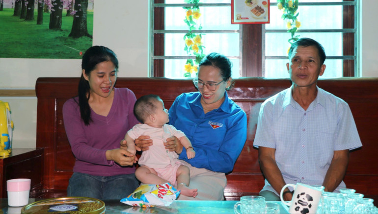 Chị Lương Thị Kim cùng Bí thư Đoàn Thanh niên thị trấn Thạch Giám và Phó Bí thư Chi bộ bản Mác trò chuyện. (Ảnh: TTH) z6684590679776-ee74c879641c8818b208855319971ba0-9925.jpg