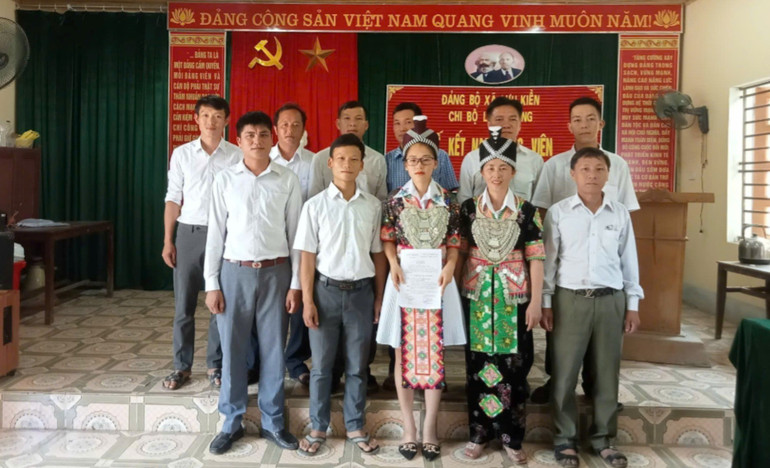 Lễ kết nạp Đảng cho quần chúng ưu tú Vừ Thị Thu Trang (thứ 3, từ trái qua phải) vào tháng 5/2023. (Ảnh: LÔ LAN) z6684425520194-dea1becb76c6acfa3aec6bc63804bf9b-9111.jpg