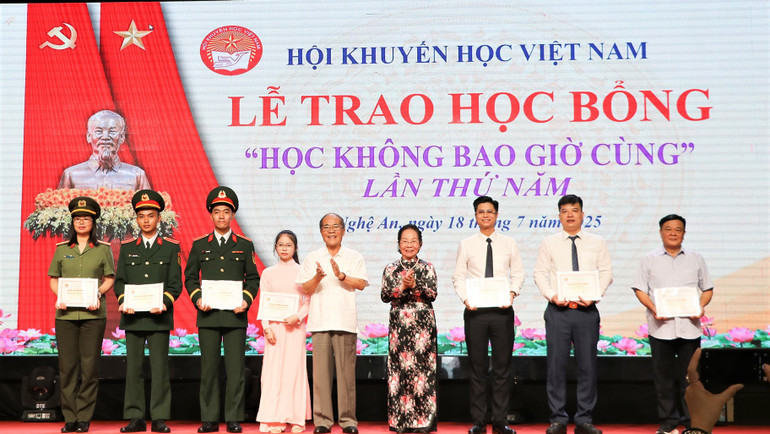 Nét đặc trưng của học bổng“Học không bao giờ cùng” là cả người lớn ở các lĩnh vực khác nhau và học sinh ở mọi lứa tuổi đều được nhận học bổng. dc-hung-trao-hoc-bong-560552.jpg