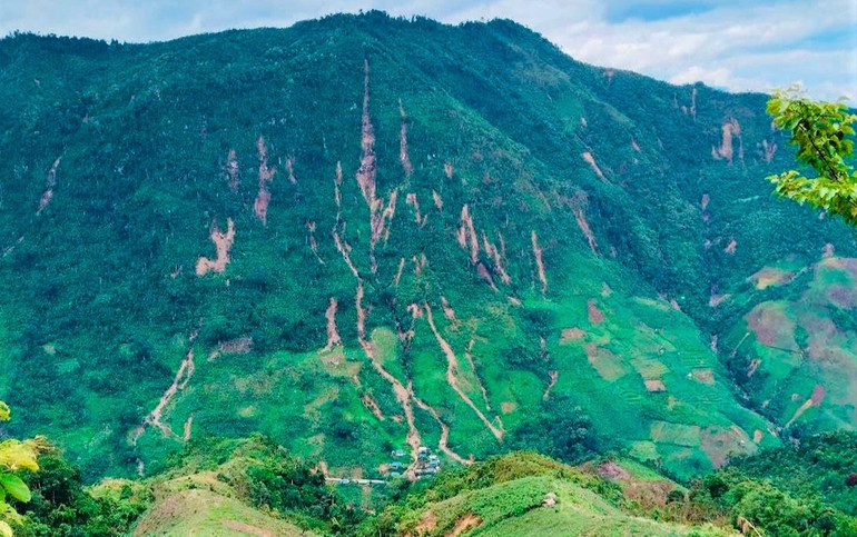 Núi Phà Mạt với những đường sạt trượt dày đặc, đe dọa nhà dân ngay phía dưới. sat-loxoi-voinhon-mainghe-anla-khay-edited-1752709620202.png