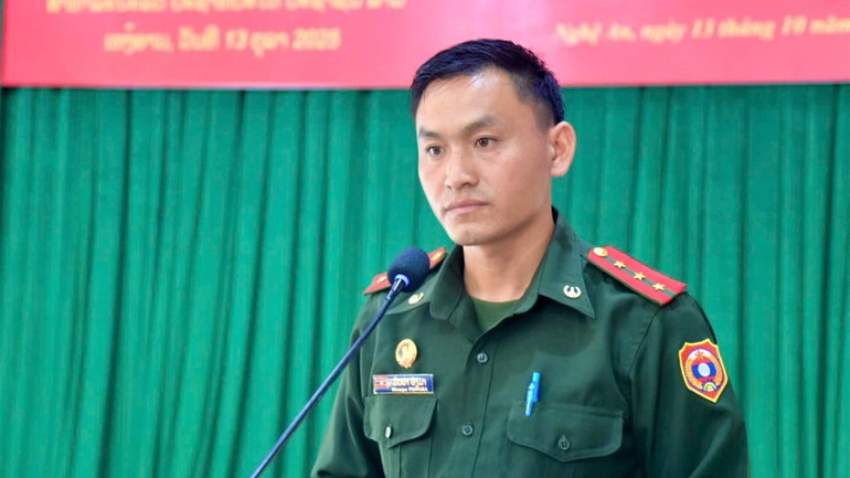 Đại uý Mua Già Giông Mà, Đại đội Biên phòng 221, Bộ Chỉ huy Quân sự tỉnh Xiêng Khoảng (Lào) đại diện các học viên phát biểu tại lễ khai mạc. th-7-7266-9578.jpg