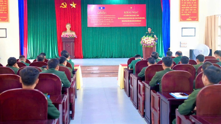 Đại tá Hồ Quyết Thắng, Phó Chỉ huy trưởng, Tham mưu trưởng Ban Chỉ huy Bộ đội Biên phòng Nghệ An đề nghị các đồng chí cán bộ học viên tận dụng thời gian, tích cực học tập và ôn luyện, nắm chắc các nội dung bài giảng. th-1-4211.jpg