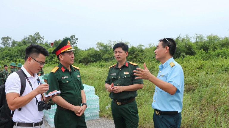 Phóng viên Báo Nhân Dân nắm bắt thông tin từ cơ quan chức năng. z6835869280712-f3a3fb27f506874d83b573eec2a8b082-9105.jpg