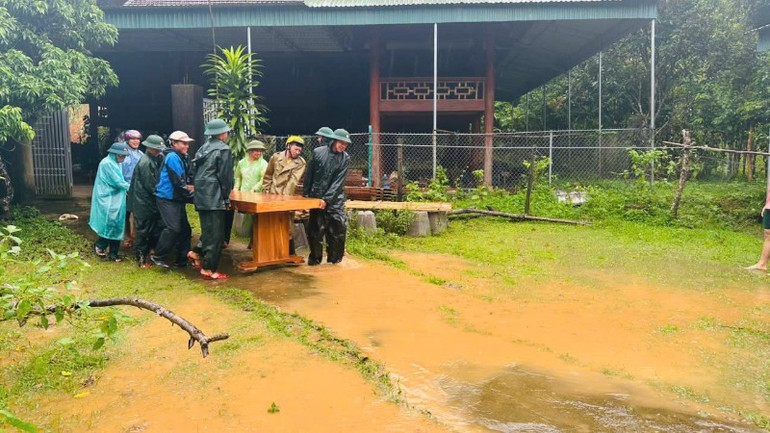 Cán bộ, chiến sĩ Đồn Biên phòng Tri Lễ (Bộ đội Biên phòng tỉnh Nghệ An) và các lực lượng giúp đỡ nhân dân ứng phó với thiên tai. z6947725601441-7949109f17d8fed55a46987153848788-6971.jpg