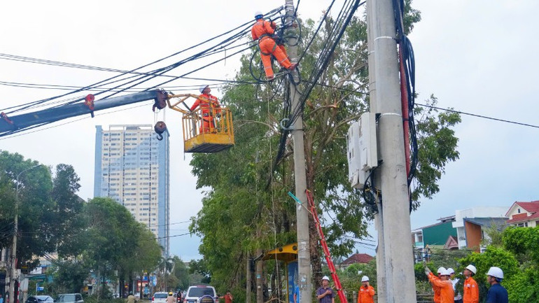 Các đơn vị, lực lượng khắc phục hậu quả bão số 5 gây ra. z6947681686489-9ae74fcd7b56b121bba5ebc821154cc1-4323.jpg
