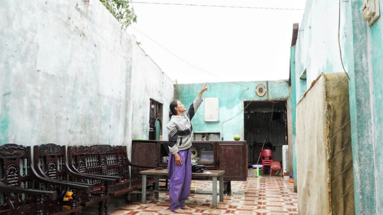Chị Phùng Thị Hoài, ở xóm 5, xã Đông Lộc vẫn chưa hết bàng hoàng về những gì bão số 5 gây ra. z6947705267228-94c217485fd4a748778bbe4f30f7a5d9-205.jpg