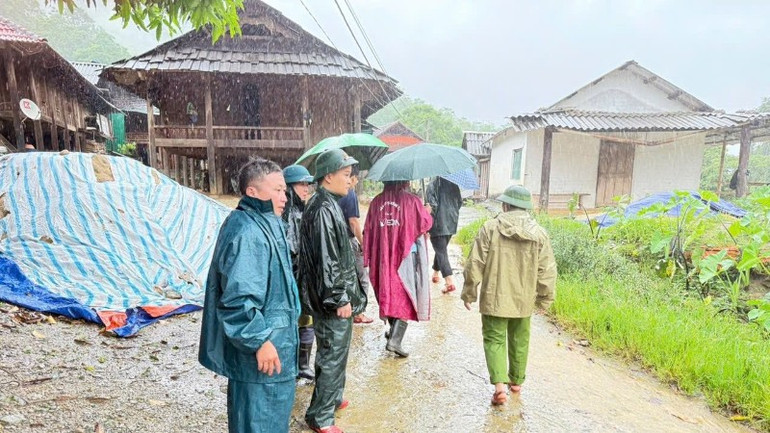 Đồn Biên phòng Na Ngoi cùng chính quyền xã Na Ngoi khảo sát các điểm có nguy cơ sạt lở trên địa bàn xã. 520534361-3935257603285643-4349076052539998379-n-3905.jpg