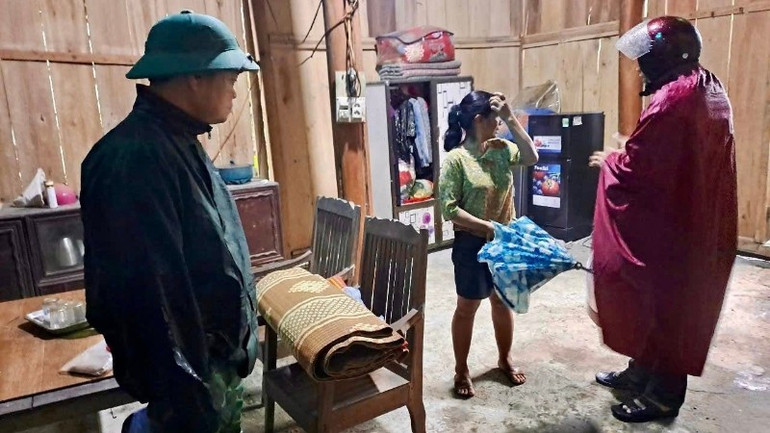 Chính quyền địa phương, lực lượng Biên phòng tỉnh Nghệ An vận động, hỗ trợ các hộ dân di chuyển đi tạm lánh. 520646370-3354868857984276-1859683531523417517-n-7031.jpg