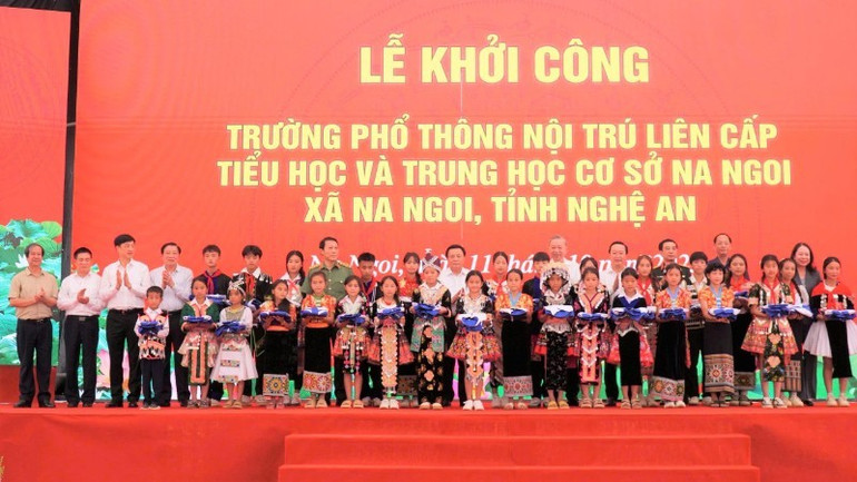 Tổng Bí thư Tô Lâm cùng các đồng chí lãnh đạo Đảng, Nhà nước, các bộ, ngành Trung ương, tỉnh Nghệ An trao quà tặng cho các em học sinh trên địa bàn xã. z7105137941712-56cbbac1e8cd20fd90fb96c0416aa19e-4323-189.jpg