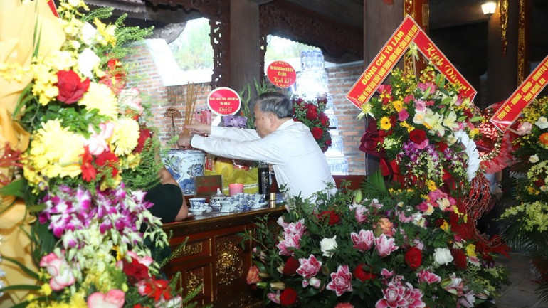 ທ່ານເລຂາທິການໃຫຍ່ To Lam ໄດ້ສະແດງຄວາມລະນຶກເຖິງປະທານໂຮ່ຈີມິນ. z7106153483580-fe22e124fd5f31d5e2481a591b5bd4ec-8232.jpg