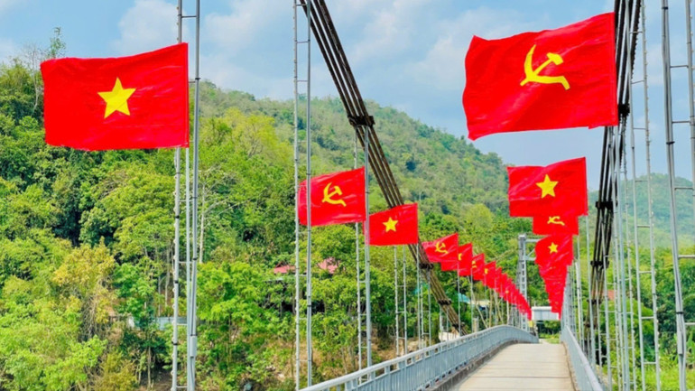 Đường cờ mừng thống nhất non sông ở thị trấn Thạch Giám, huyện Tương Dương dịp kỷ niệm 50 năm Ngày Giải phóng miền nam, thống nhất đất nước (30/4/1975-30/4/2025) do Đoàn Thanh niên phụ trách. (Ảnh: CTV) 493972064-1026968596256442-781931951698271356-n-5402-2162-2465-9660-2951-4946-9347.jpg