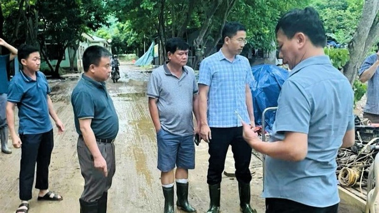 Lãnh đạo CDC tỉnh Nghệ An kiểm tra công tác phòng, chống dịch bệnh ở các địa phương bị thiệt hại nặng nề do mưa lũ. 524709924-122239976132193620-7477297091353101508-n-1677.jpg