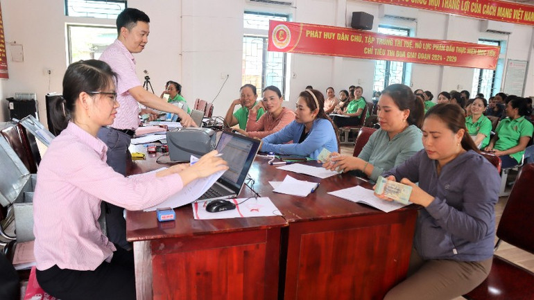 Cabang Nghe An dari Bank Kebijakan Sosial Vietnam secara aktif membuka dan memelihara aliran modal kredit kebijakan; dekat dengan rakyat, melayani rakyat dengan sebaik-baiknya. vvv-265.jpg