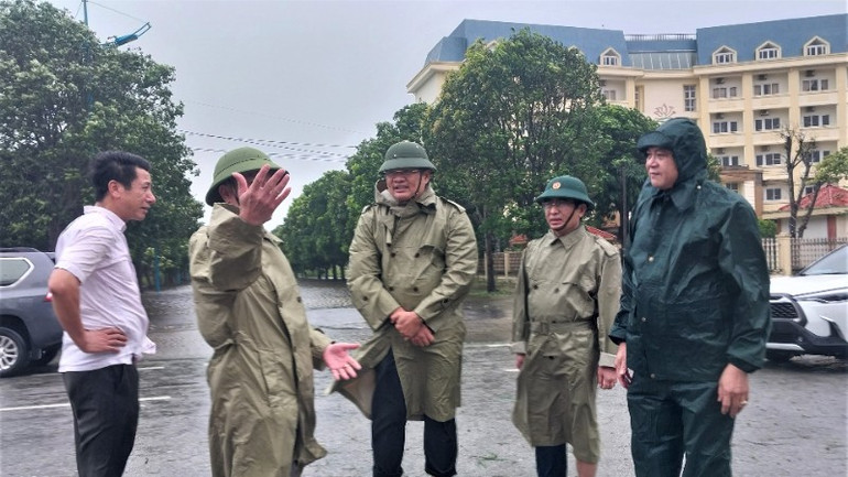 Bí thư Đảng ủy phường Cửa Lò Ngô Đức Kiên và lực lượng chức năng nhanh chóng có mặt chỉ đạo công tác ứng phó với sóng biển và triều cường dâng cao. 20250825-142822-4342.jpg