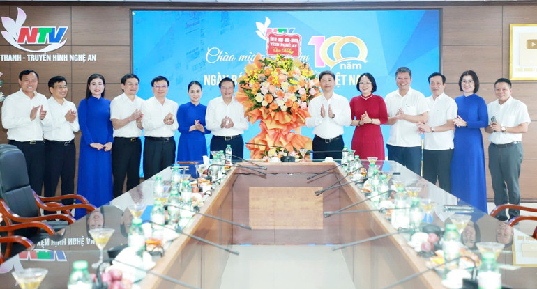 Đoàn công tác của tỉnh Nghệ An do đồng chí Lê Hồng Vinh, Chủ tịch Ủy ban nhân dân tỉnh làm Trưởng đoàn thăm, chúc mừng cán bộ, phóng viên Đài Phát thanh-Truyền hình tỉnh Nghệ An. 508268627-1112029360974297-6336819202018554674-n.jpg