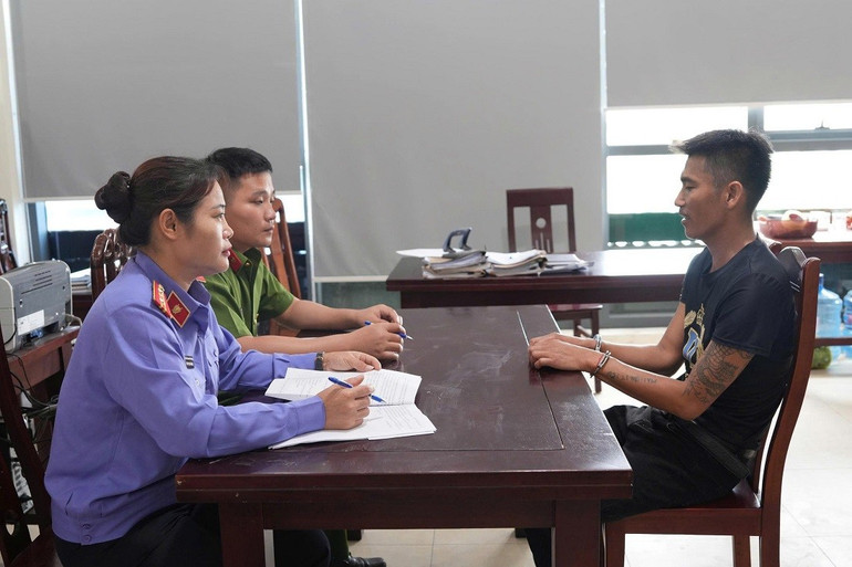 Cơ quan chức năng làm việc với Hà Văn Thìn, đối tượng cầm đầu đường dây vận chuyển trái phép chất ma túy. (Ảnh: CANA) images2028592-44cc87de6804de5a87155.jpg