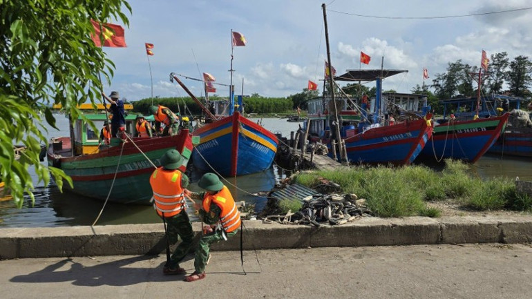 Các đơn vị Đồn Biên phòng tuyến biển đang tích cực hỗ trợ ngư dân neo đậu tàu, thuyền tránh trú bão. 539167319-3976097925868277-6663002700043962676-n-275.jpg