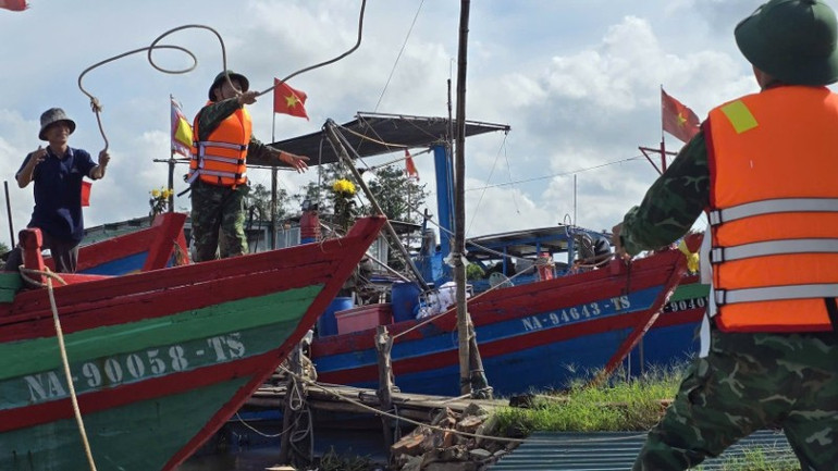 Các đơn vị đã và đang khẩn trương thực hiện các biện pháp ứng phó trước khi bão đổ bộ vào bờ. 538754870-3976097839201619-5248075231361818762-n-1121.jpg