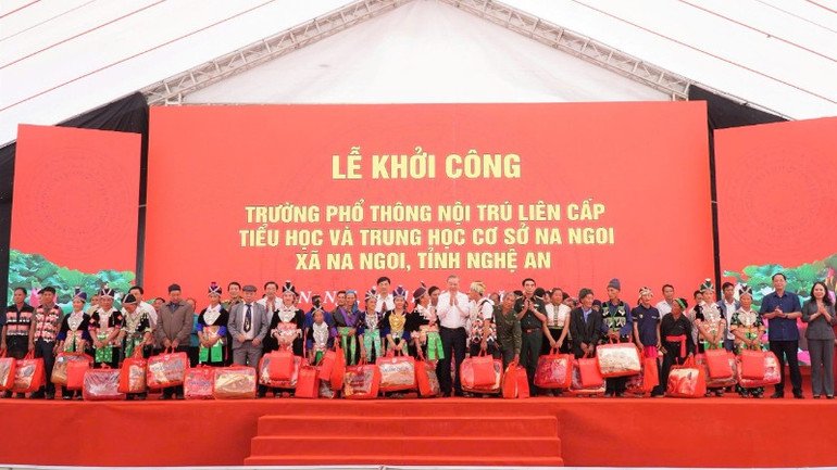 Tổng Bí thư Tô Lâm cùng các đồng chí lãnh đạo Đảng, Nhà nước, bộ, ngành Trung ương, tỉnh Nghệ An trao quà tặng cho các gia đình khó khăn, chính sách trên địa bàn xã Na Ngoi. hieu123-2563.jpg