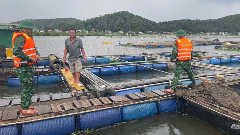 Cán bộ, chiến sĩ Đồn Biên phòng cửa khẩu cảng Cửa Lò-Bến Thủy kiểm tra, nhắc nhở các chủ lồng bè nuôi trồng thủy sản thực hiện các biện pháp ứng phó với bão số 5. 538206331-3974818019329601-4579066272343828065-n-1164.jpg