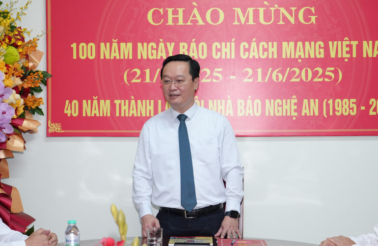 Bí thư Tỉnh ủy Nghệ An Nguyễn Đức Trung phát biểu tại buổi gặp mặt. dsc09011-2.jpg