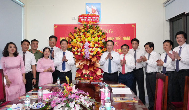 Đồng chí Nguyễn Đức Trung, Bí thư Tỉnh ủy Nghệ An cùng Đoàn công tác thăm, chúc mừng Hội nhà báo tỉnh Nghệ An. dsc09040-2.jpg
