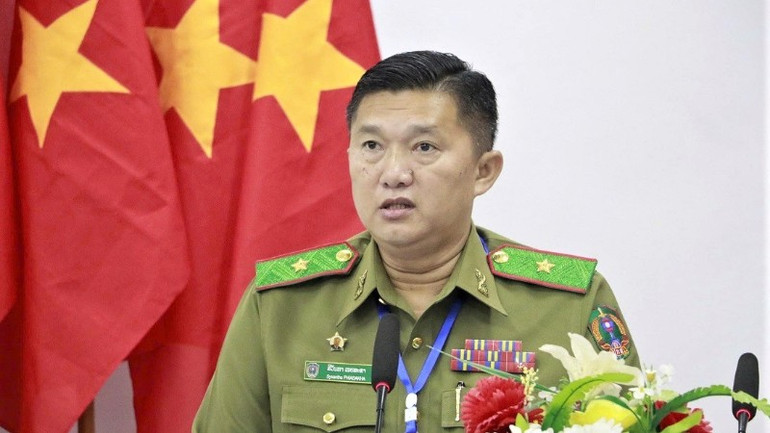 Thiếu tướng Sỉ Văn Tha Phia Sạ Khả, Giám đốc Công an tỉnh Xiêng Khoảng phát biểu tại Hội nghị. (Ảnh: Công an Nghệ An) images2051224-1-15-9720.jpg