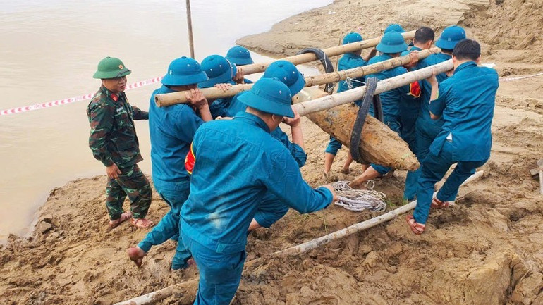 Quả bom được di chuyển đến địa điểm nổ tiêu hủy. (Ảnh: TRỌNG KIÊN) 565136714-31950387177909974-49762576647902712-n-1248.jpg