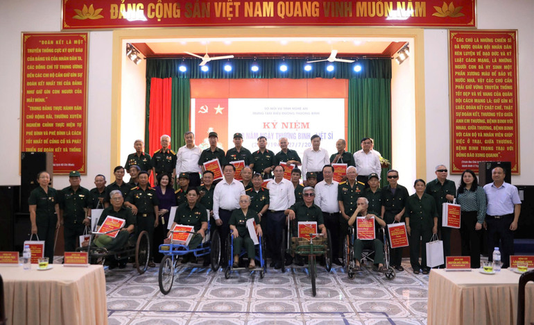 Đồng chí Nguyễn Trọng Nghĩa đến thăm, tặng quà tại Trung tâm điều dưỡng Thương binh Nghệ An. z6811080806379-004a1f1de7a81ad07232f0f075659892.jpg