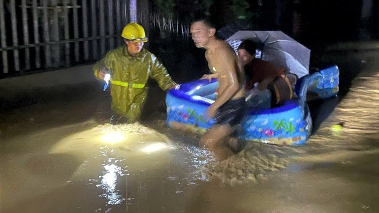 Trong một đêm, hơn 2.000 hộ dân, chiếm hơn một nửa số hộ dân của xã Tương Dương được di dời khẩn cấp đến nơi an toàn. z6831771705410-540c7d8e1a2d5ec263368093a375dacc.jpg