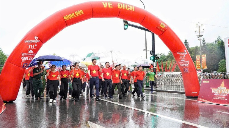 Lãnh đạo tỉnh Nghệ An dẫn đầu dòng người đi bộ. z6911755613762-eb2844432a9a3bc3d262549e9a7d3dd0-1214-3550.jpg