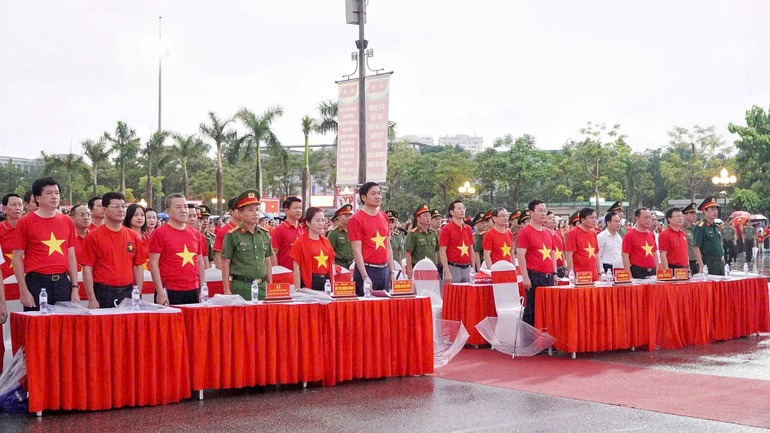 Đúng 6 giờ, lãnh đạo tỉnh Nghệ An cùng cán bộ, lực lượng vũ trang, học sinh, sinh viên... cùng đông đảo người dân với trang phục áo đỏ sao vàng, hướng về Quảng trường Ba Đình lịch sử theo dõi Lễ thượng cờ Tổ quốc, đồng loạt hát Quốc ca. z6911755608575-8c36fd52cf708ce1f686bb94fb017e46-7847.jpg