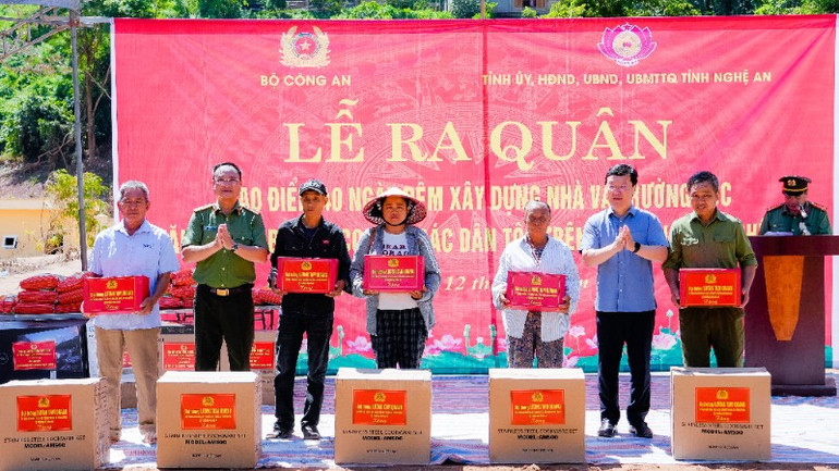 Thứ trưởng Công an Phạm Thế Tùng và Bí thư Tỉnh ủy Nghệ An Nguyễn Đức Trung trao quà của Đại tướng Lương Tam Quang, Bộ trưởng Công an tới các hộ dân tại xã Mỹ Lý. bna-dsc9392-4492.jpg