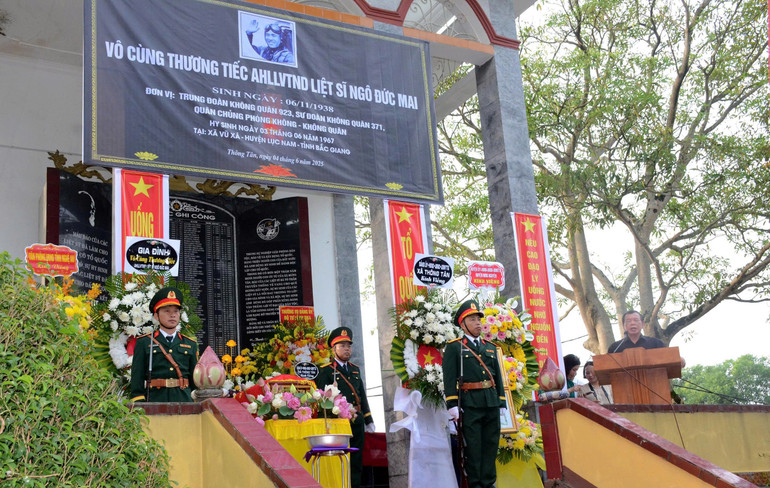 Lễ truy điệu và an táng hài cốt liệt sĩ Ngô Đức Mai diễn ra trang nghiêm tại Đài tưởng niệm các Anh hùng liệt sĩ xã Thông Tân, huyện Hưng Nguyên, tỉnh Nghệ An. (Ảnh: THÀNH CHUNG) z6670403219440-a3ee67c59054fd7476e5c9490cc10aae.jpg
