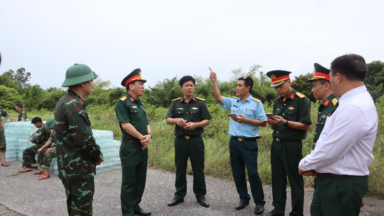 Lực lượng chức năng bàn phương án thả hàng cứu trợ do địa hình khu vực miền tây bị chia cắt do mưa lũ. img-7609-2023.jpg