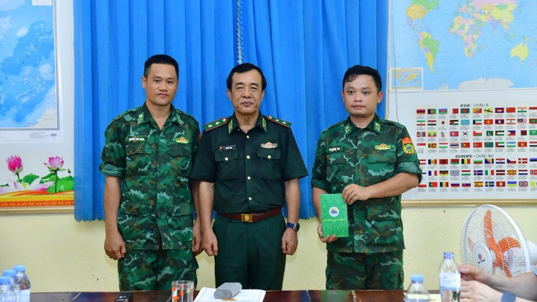 Trung tướng Lê Đức Thái động viên cán bộ, chiến sĩ Đồn Biên phòng Mỹ Lý có nhà cửa bị ảnh hưởng trong đợt mưa lũ vừa qua. z6858140637173-23cb3ced95c348af4d40548baca4d8cb-7337.jpg